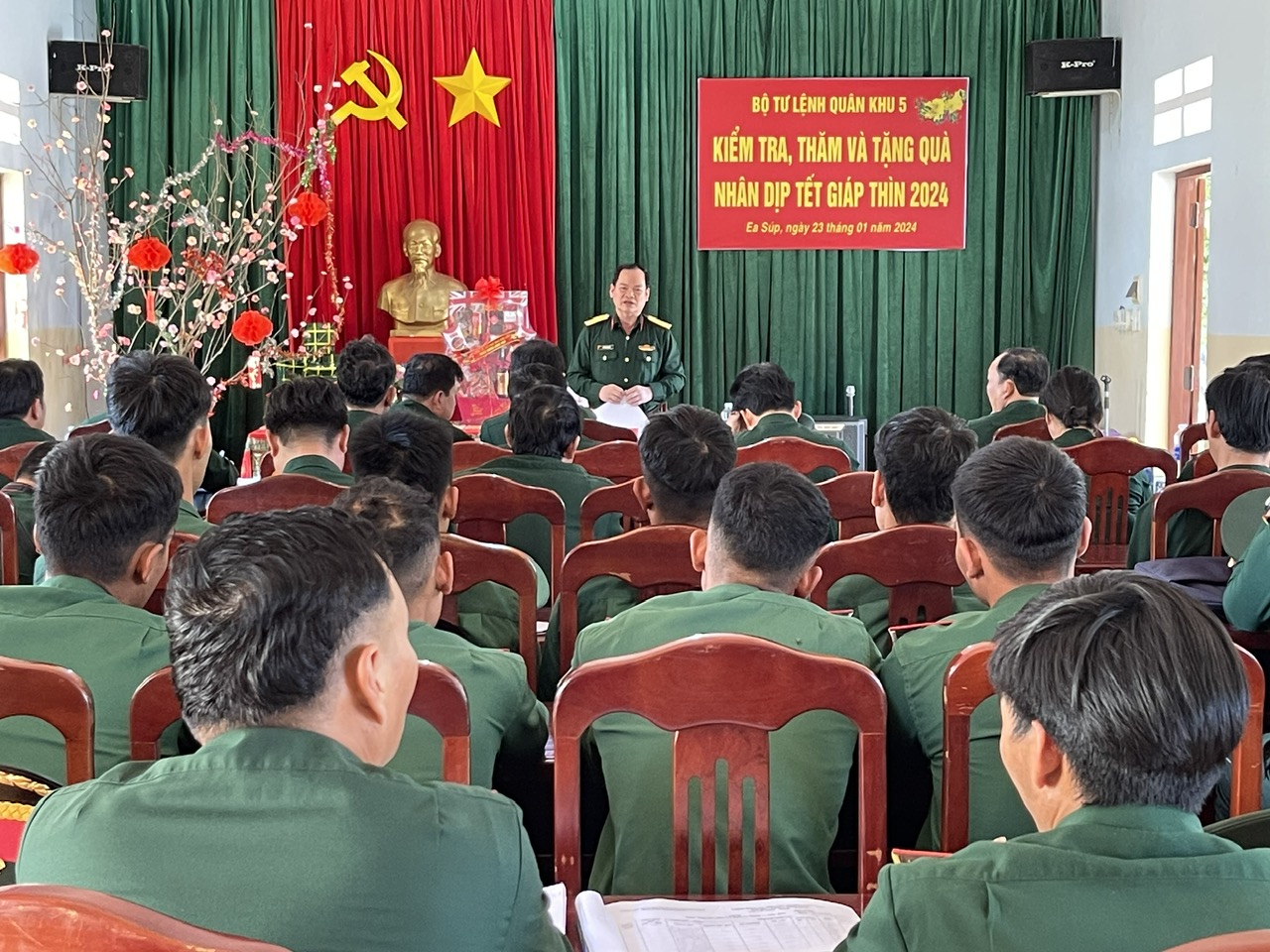 Đại tá Đỗ Thanh Xuân - Phó Chủ nhiệm Chính trị Quân khu động viên cán bộ, chiến sĩ  Đại đội Bộ binh 2